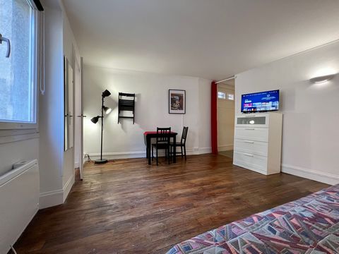 Charming 30m² studio located on Rue Saint-Honoré (the indicated area includes a long corridor to access the main room), situated between Saint-Eustache and Samaritaine. The apartment, suitable for 1 to 2 people, is on the 3rd floor of a secure buildi...