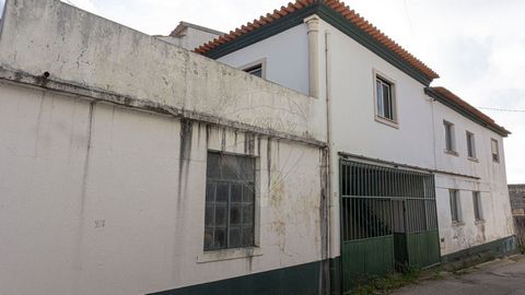 3 BEDROOM VILLA WITH 2 FLOORS - CASAL DO REDINHO, ALFARELOS, SOURE Located on Rua dos Oleiros, in Casal do Redinho, this villa is a unique opportunity for those looking for a versatile home with plenty of space. Located on a plot of land with a total...