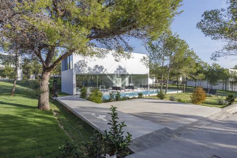 Lucas Fox presents this newly built house for sale in one of the best urbanizations in Valencia. This property is located on a landscaped plot of approximately 650 m² and is distributed over two floors, with the ground floor used as a day area and th...