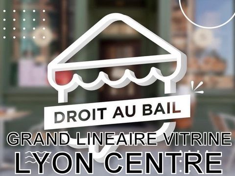 Droit au bail d'un local commercial Lyon centre, emplacement exceptionnel et rare sur Lyon, énorme passage piétons belle vitrine de plus de 12m de linéaire en angle de rue surface de 100m² plus un bel espace de stockage, tout concept possible excepté...