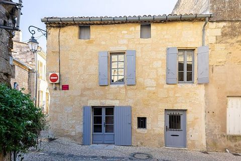 Exclusivity Bordeaux et Beyond - Ideal rental investment - This beautiful stone house in the heart of the village of Saint-Émilion, close to all shops and tourist attractions, benefits from a magnificent view of the spire of the monolithic church. Th...