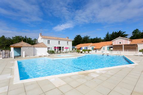 This charming holiday residence is located only 500m from the beach, between the dunes and the forest, and 10km from the beautiful seaside resort of Saint Hilaire de Riez. 12 km of white-sandy beaches and dunes are easily reachable by means of a pede...