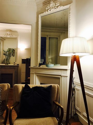 Bel appartement classique parisien, chaleureux et cosy. L'appartement est très bien situé à proximité du Métro La fourche et de la Place de Clichy. Il est très bien équipé avec le linge de maison, cuisine équipé, mobilier. L'immeuble est sécurisé ave...