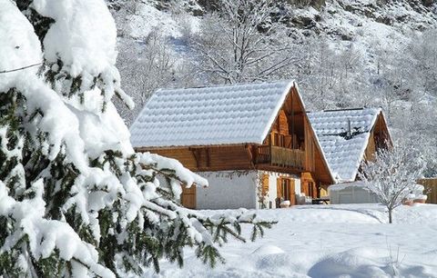 Les Deux Alpes ist ein dynamisches und sportliches Skigebiet in Isère, an der Schwelle der Oisans Region und dem Nationalpark Ecrins. Es bietet die optimale Menge an Schnee von den nördlichen Alpen und das milde Klima der südlichen Alpen. Sein berühm...