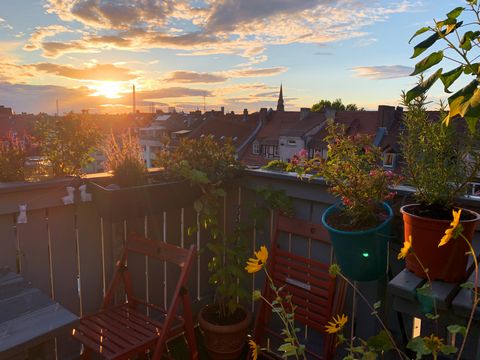 Top offer in the city center: Cozy and high-quality furnished 4-room duplex apartment, a temporary home to feel comfortable. The apartment is located in a well-maintained, quiet old building in Nuremberg Galgenhof, at the end of a pedestrian zone, an...