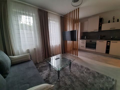 A tastefully furnished 2-room apartment in Teltow-Seehof, 800m to the Berlin city limits. The apartment is located in the semi-basement, but is bright and cozy. The apartment consists of a living room with open kitchen, a bedroom with double bed, an ...