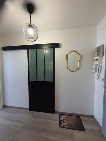 T1 OF 38 M2 on the 5th floor with elevator of a renovated 1976 building. Possibility of roommate. 2 min walk from a bakery, bus, snack bar, café, 5 min walk from public transport and supermarkets (monoprix..) Includes an entrance, a large room • An e...
