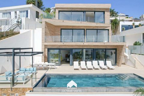 This contemporary villa was finished in 2020 and is set on a plot of 1,739 m2 in a prestigious and well-maintained hillside community, which is just a 7-minute drive from the beach and town of Salobreña. The villa is built over 3 levels, which are co...