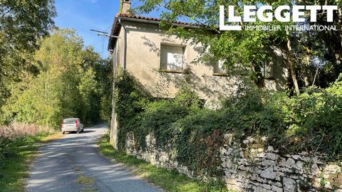A25524SSA79 - Nestled on the edge of the picturesque village of Paizay Le Tort, this delightful house offers a fantastic opportunity for those looking for a great renovation project. Boasting two bedrooms, a sitting room with a large traditional fire...