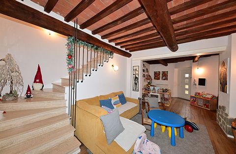 Introduction Nestled in a picturesque countryside setting, within walking distance from essential services, this approximately 150-square-meter apartment has recently undergone a comprehensive renovation. What sets it apart is its outstanding energy ...