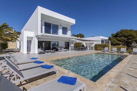 Moderne en romantische villa met privé zwembad in Moraira, Costa Blanca, Spanje voor 6 personen. De vakantievilla ligt in een residentiële omgeving en op 2 km van het strand van Platja de l'Ampolla. De villa heeft 3 slaapkamers en 4 badkamers, verdee...