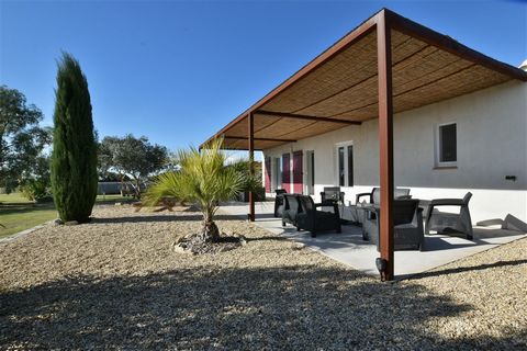 We fell in love with this single story house in a superb open environment of 1.43 ha, located between Costieres de Nimes and the Camargue. The land in the agricultural zone is approx. 1.4 ha in one piece. It is enclosed and also includes stables, hor...