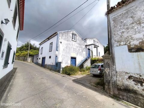 Property with land of 5815 m2 to recover in Água D ́Alto, Vila Franca do Campo. It has 2 stone villas to rebuild. It has a fantastic view over the islet of Vila Franca do Campo. Potential for tourism.