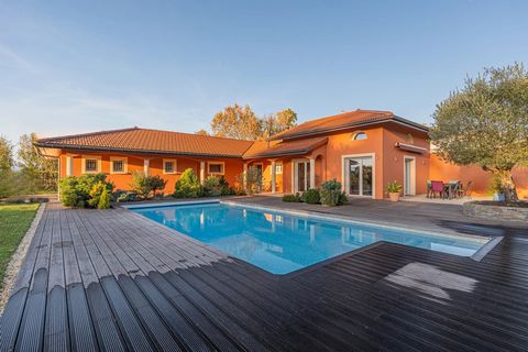 Exclusive property Thonon west. In a popular subdivision and close to all amenities, approximately 145 m2 of living space in perfect condition, for this pleasant and bright 2015 single storey house comprising: an entrance hall with cupboard, an open-...