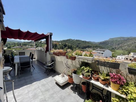 Penthouse with magnificent views located in Rótova Close to all amenities this property stands out for its luminosity 2 private terraces and a private parking space Built in 1997 with lift consists of 121 m2 4 bedrooms one of them immense living room...