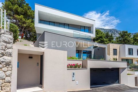 For sale is a beautiful newly built (2022) luxury detached six-bedroom villa on 3 floors with direct sea views. The villa is located on a plot of 510m2, with spacious terraces, swimming pool with built-in heating / cooling system, installed central v...
