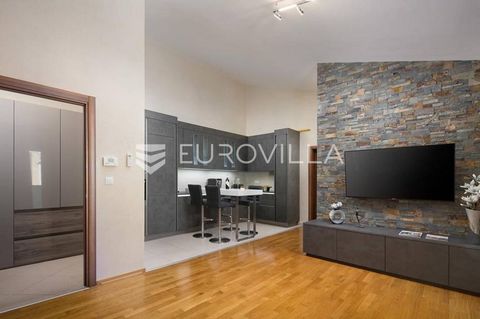 Istria, Pula, luxury apartment rental in the city center with two bedrooms. Located in the center of Pula, in close proximity to the ancient Roman arch known as the Golden Gate, and just a few minutes' walk from other historical landmarks of Pula, th...