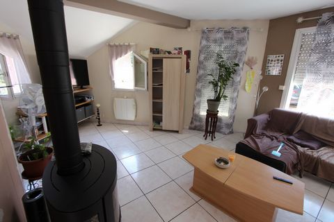 Welcome to this charming house of 156 m2 located in a quiet environment. This property offers peaceful living while being close to all necessary amenities. The interior of the house consists of 3 spacious bedrooms, 1 of which is on one level, making ...