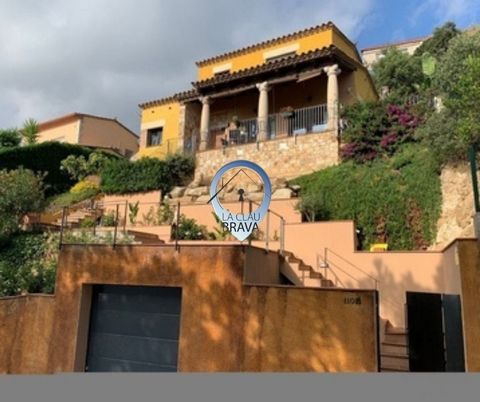 I present to you this charming villa located in the prestigious urbanization Les Teules, at the top of Santa Cristina de Aro, one of the most desirable areas of the region. This property enjoys stunning panoramic views of the Vall d'Aro, thanks to it...