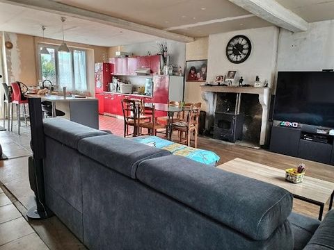 Exclusivity - Séverine Gauvrit offers you this spacious house of approximately 146 m2 at the sale price of 110,000 euros (agency fees to be paid by the seller). Located near the small village, about twenty minutes from Saulieu and Avallon. Close to t...