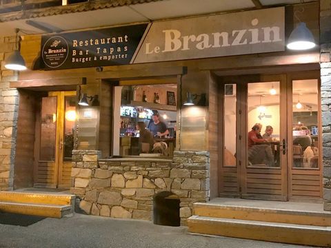 VENTE FONDS DE COMMERCE. Le fameux restaurant « Le Branzin » est à vendre ! Emplacement no1 pour ce bar-restaurant au cœur de Bozel avec grande terrasse et vue sur les montagnes. Au pied de Courchevel avec navette ski, Bozel est en pleine croissance,...
