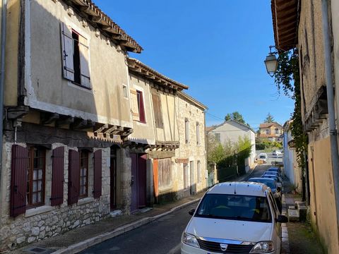 Come and discover this beautifully renovated property with its undeniable charm, just a stone's throw from Villeréal's central square! The predominance of oak beams gives this property a particularly cosy feel. On the ground floor, you will find a va...