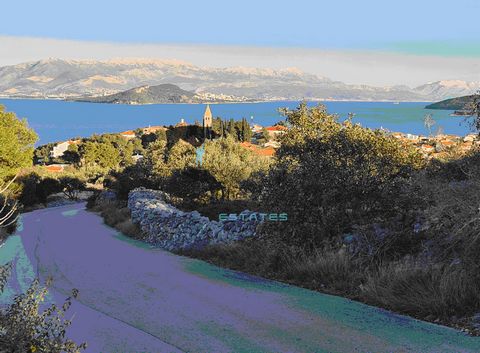 Agricultural land located near the sea in Slatine on the island of Ciovo. It offers a beautiful view of the Kastela Bay, Kozjak, Trogir, Kastela and Split. In the immediate vicinity of the construction zone and settlements and all ancillary facilitie...