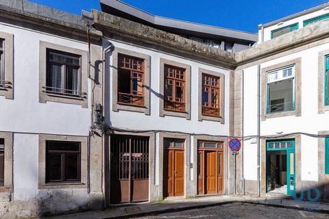 PRÉDIO HISTÓRICO | RENOVADO | PORTO (CENTRO) Aprecia viver no centro da cidade do Porto? Procura uma casa histórica com 2 apartamentos, ao estilo portuense, com conforto e luminosidade? Então, apresento-lhe a sua futura casa. PRINCIPAIS CARACTERISTIC...