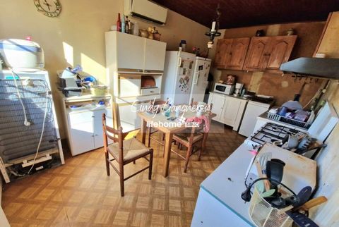 Hello to the future creators of happiness! I am pleased to present this warm house of about 100 m2, ideally located close to all amenities while being quiet, to renovate according to your wildest dreams. Filled with character, it offers you a blank c...