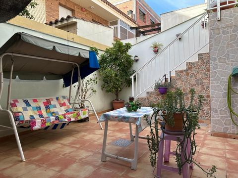 Semi-detached house in the Valletes d'Amposta area, constructed area of 239 m² distributed in warehouse for two cars, hall, large living room, kitchen, two double bedrooms, two single bedrooms, two bathrooms and terraces; Patio with barbecue. The hou...