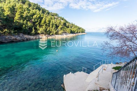 Hvar, Bogomolje, detached house in the first row by the sea, with a net floor area of 550 m2, situated on a plot of 1094 m2. This unique property spans 3 floors and is divided into 11 fully equipped apartments. Each apartment has a kitchen and bathro...