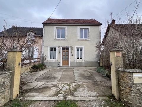 This 1930's renovated four-bedroom house is a stones throw from Argenton sur Creuse. It has double glazing, is on mains drains and is less than 5 minutes' drive from a train station, supermarkets and numerous shops. The ground floor has a spacious li...