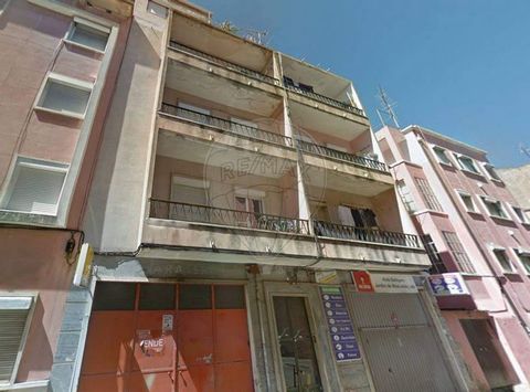 Die 3-Zimmer-Wohnung in Moscavide, im Herzen der Stadt, in der Nähe des alten Gesundheitszentrums, befindet sich derzeit im Bau und zeichnet sich durch eine geräumige Terrasse und einen Balkon im Hauptschlafzimmer aus. Das Badezimmer ist mit einer Du...