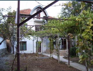 Price: €32.000,00 District: Varna Category: House Area: 130 sq.m. Plot Size: 600 sq.m. Bedrooms: 1 Bathrooms: 1 Location: Countryside Excellent opportunity for a solid well preserved traditional house with architecture from 1930. It is located 42 km ...