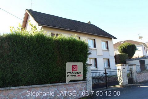 In Bort-Les-Orgues (19), close to the city center, Stéphanie LATGÉ, offers you this pleasant house with stone base, to renovate, with a living area of approximately 140 m2, with a garage, on a land of 704 m2 completely fenced. On the 1st living level...