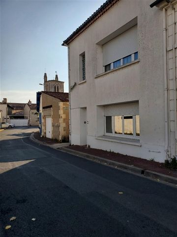 South Royan, Meschers pure city center close to beaches and shops. Everything on foot! This 3 bedroom house is located in the heart of Meschers, ten minutes from Royan, close to shops and the town center between beaches and port. In very good general...