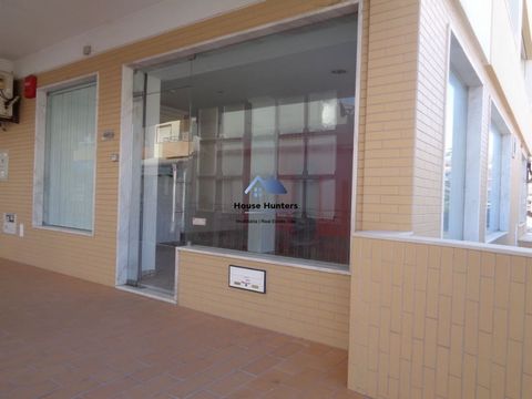 Shop for sale for trade or industry in Quarteira Shop for sale in Quarteira, with 60 m2, is very well located, very central and in a street of lots of passage. This property, in addition to the Store and toilet, still has parking space and storage of...