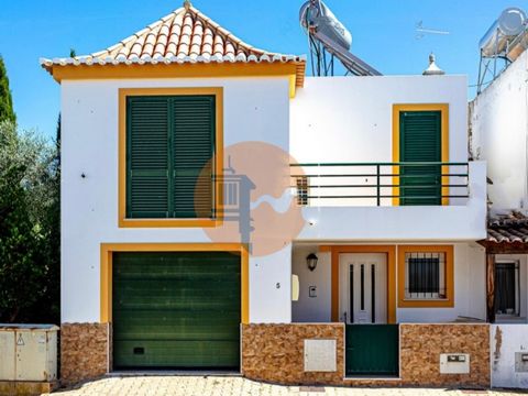 Excellent 3 bedroom villa with 287 m2 of gross area, located in a quiet and family-friendly urbanization, 5 minutes from the center of the charming city of Tavira, where you can enjoy all services, commerce and amenities. On the ground floor of the h...