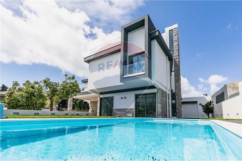 Description Luxury villa, brand new, in the restelo with lots of light and river view. Quiet area of excellence... The house is divided as follows: ground floor with: living room, dining room, kitchen, laundry and guest bathroom. Surrounding garden a...