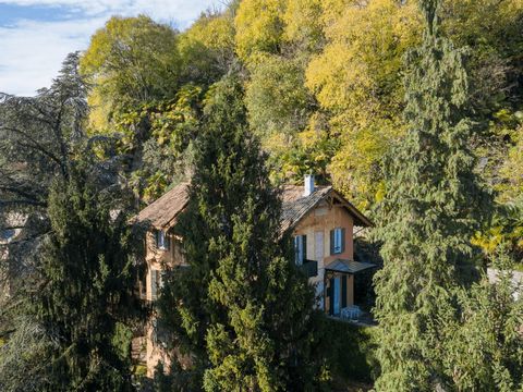 In het hart van Arona, charmante Art Nouveau villa gelegen in een privépark van ongeveer 2000 vierkante meter met prachtig uitzicht op het meer en bijzondere architectuur. Het pand is gebouwd in 1878 en is omgeven door een eeuwenoud park van 2000 vie...