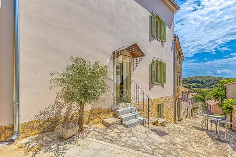 Location: Istarska županija, Vrsar, Vrsar. Vrsar, beautiful apartment house by the sea! Vrsar is one of the most beautiful hilly towns in Istria, located north of Limska uvala. The view from the hill is stunning and you will be inspired by the 18 bea...