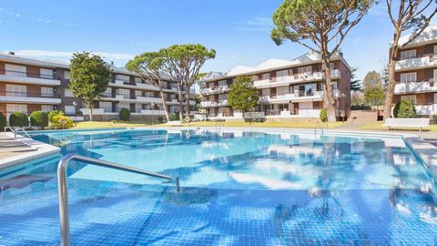 Reformed apartment (110 m2) located in Llafranc, about 250 m from the beach and the center of the town. On the 1st floor without an elevator. Within a holiday complex with a pool and garden. In the northeast of the Iberian Peninsula, a most perfect m...