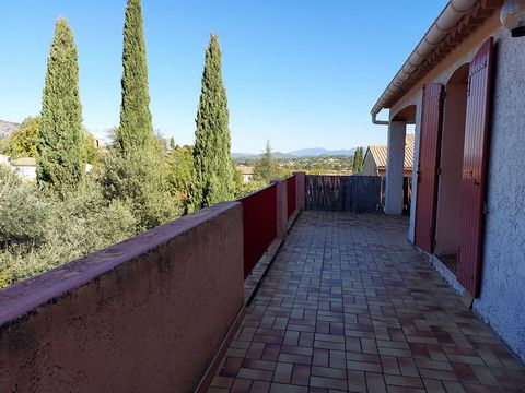 2 steps from the heart of the village of Malaucène, close to Mont-Ventoux, tourist area, spacious villa from the 70s built by a renowned architect. In a residential area, quiet well designed house on a beautiful wooded plot of 1632m2. On 2 levels, po...