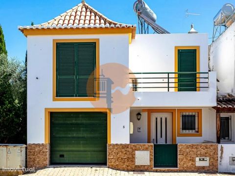 Excellent 3 bedroom villa with 287 m2 of gross area, located in a quiet and familiar urbanization, 5 minutes from the center of the charming city of Tavira, where you can enjoy all services, commerce and amenities. On the ground floor of the villa we...