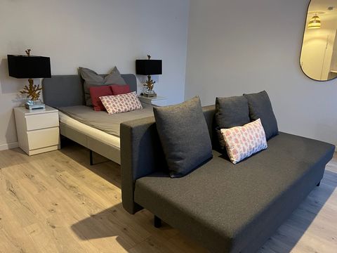 The apartment is very centrally located (near the water tower). In just a few minutes' walk you will find various restaurants, cafés and shops for everyday use. Since the apartment is located on the 2nd floor towards an inner courtyard, it is very qu...