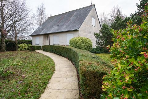 EXCLUSIVE!! 5 minutes from the town center of Amboise, schools and shops located in a sought-after and sought-after area, without any vis-à-vis, or nuisance in the heart of its landscaped and wooded park of more than 2675m2 enclosed. This beautiful a...