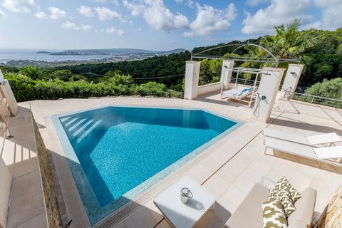 Immerse yourself in luxurious Mediterranean flair with this exclusive villa in Mallorca that offers unforgettable sunsets. Discover this exceptional villa in Costa d'en Blanes that redefines the concept of coastal elegance. From every area of this sp...