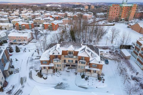 Discover this sumptuous 2,777 square foot condo, nestled in the prestigious north of Sherbrooke, accessible through a private entrance gate. Spread over four floors, this spacious unit includes 2 bedrooms pose. 3 bedrooms, 3 bathrooms and a shower ro...