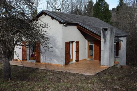 We are pleased to present this detached house with garden/land (1400m²), located in a quiet Ariège village at 900m altitude. Oriented due south. Entrance to living/dining room (32m²) with open kitchen (9.85m²), mezzanine (12.04m²) and fireplace with ...