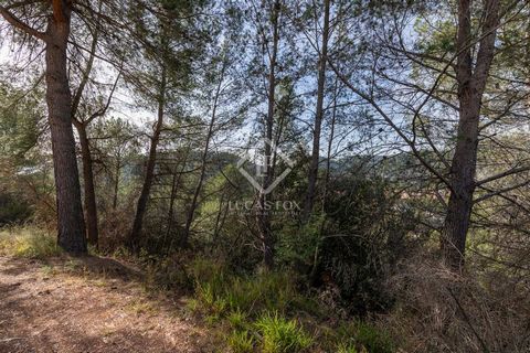 Lucas Fox presents this exclusive plot for the construction of a dream property in the prestigious and private surroundings of the Can Prat development in Matadepera. This exclusive urban plot covers a generous area of 845 m². On the one hand, it sta...